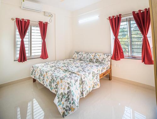 1 dormitorio con 1 cama y 2 ventanas en Castle JP Service Apartments en Bangalore