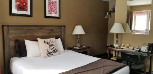 Postel nebo postele na pokoji v ubytování Middlebury Sweets Motel