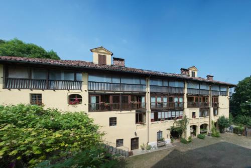 una vista exterior de un gran edificio con balcones en Agriturismo Oro di Berta, en Portula