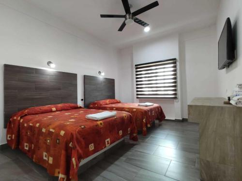 Postel nebo postele na pokoji v ubytování Hotel Galería del Ángel