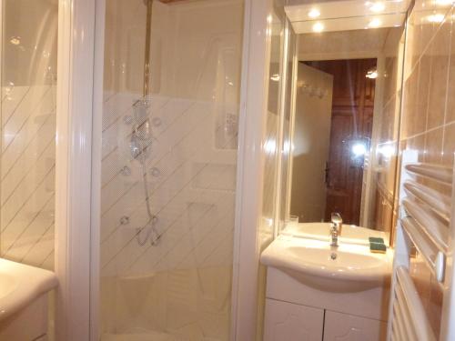 een badkamer met een douche en een wastafel bij CREPUSCULE 11 in Le Sauze