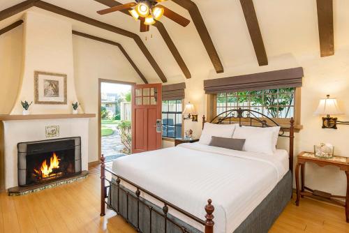 Un pat sau paturi într-o cameră la The Pierpont Inn