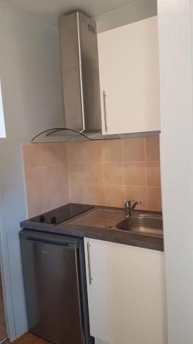 cocina con fregadero y encimera en Appartement T1 central pour cures courts séjours, en Saint-Paul-lès-Dax