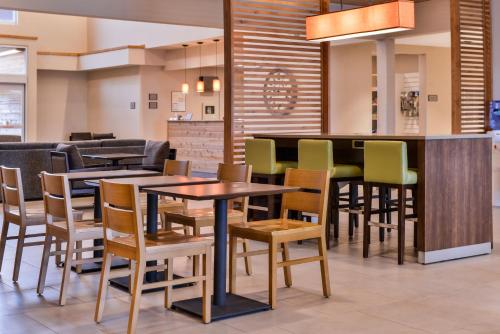 a restaurant with tables and chairs and a bar at Country Inn & Suites by Radisson, Ft Atkinson, WI in Fort Atkinson