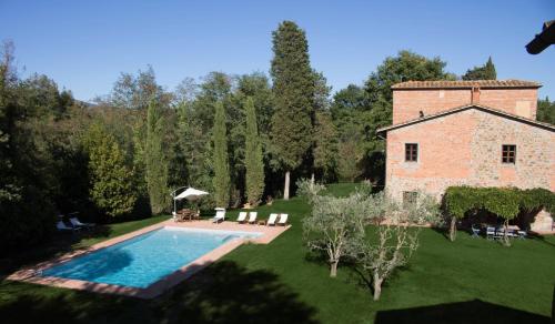 een extern uitzicht op een huis met een zwembad en een gebouw bij Salceta, a Tuscany Country House in Campogialli