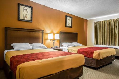 A bed or beds in a room at Baymont by Wyndham Ontario