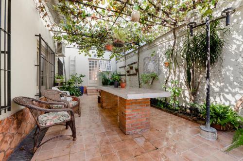 an outdoor patio with a table and some plants at casa das flores in Canoas