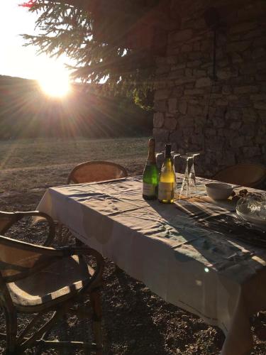 - une table avec 2 bouteilles de vin dans l'établissement Le Relais des Baronnies, à Montjay