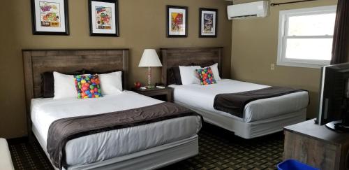 מיטה או מיטות בחדר ב-Middlebury Sweets Motel