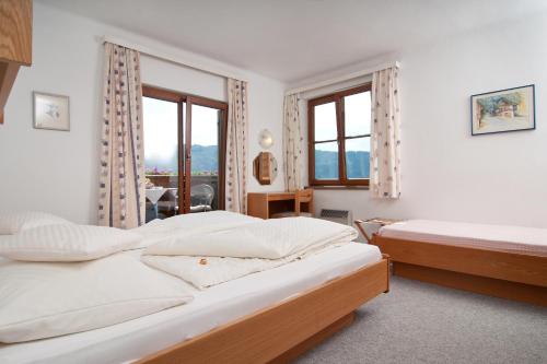 SattendorfにあるSchützenhofのベッドルーム1室(ベッド2台、窓付)