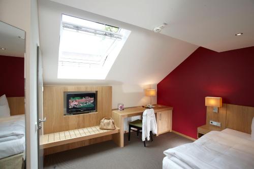 Postel nebo postele na pokoji v ubytování Hotel Falken
