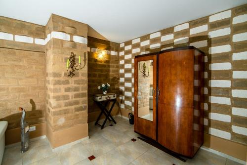 a bathroom with a wooden door and a sink at Bella Tierra Hotel Boutique in Tibasosa