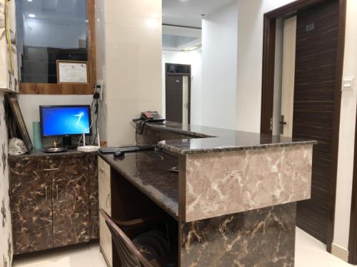cocina con encimera de granito en una habitación en Shine star BnB, en Amritsar