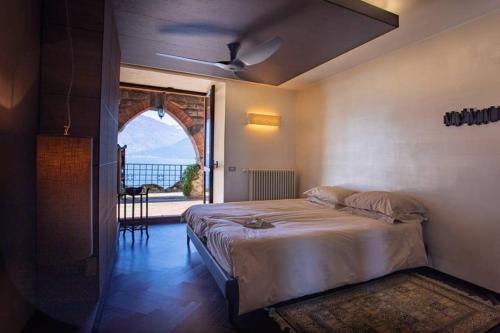 Katil atau katil-katil dalam bilik di Villa Gaeta luxury apartment sleeps 8 guests