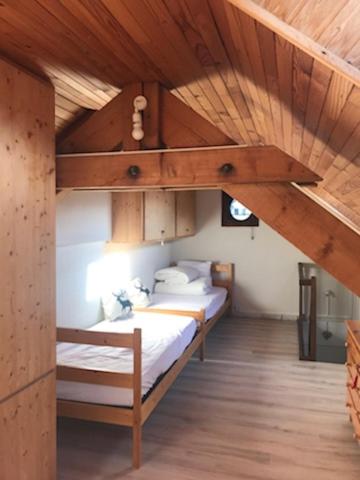 een slaapkamer met 2 stapelbedden in een kamer bij Appartement centre village in Villard-de-Lans