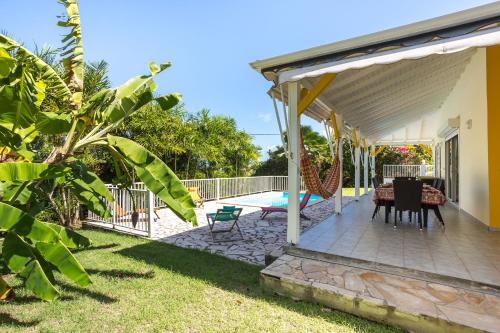 Taman di luar Villas Fleurs de Canne