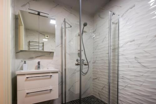 Kylpyhuone majoituspaikassa AM Apartamentai