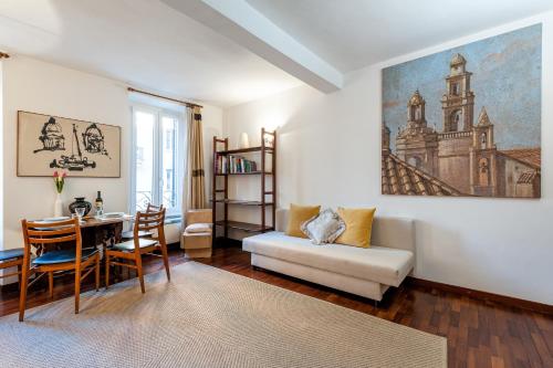 sala de estar con sofá blanco y mesa en IREX Popolo Square private apartment en Roma