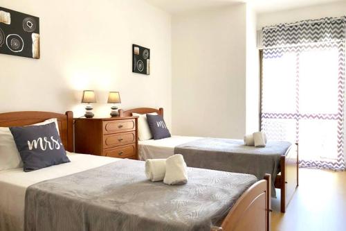 1 dormitorio con 2 camas y ventana en Albufeira Old town with pool l Alexio, en Albufeira