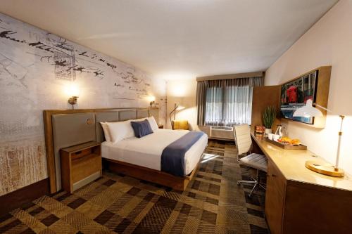 a hotel room with a bed and a desk at Silver Sevens Hotel & Casino in Las Vegas