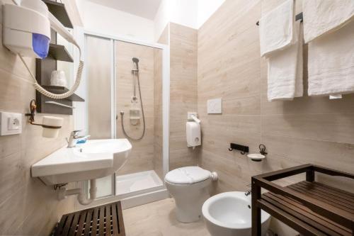 A bathroom at Hotel Tizian Beach