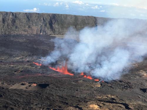 an image of a fire in a field with smoke at T2A Lagon Austral "Jardin du lagon" in Saint-Pierre