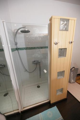 une douche avec une porte vitrée dans une salle de bain dans l'établissement La Maison du Pescadou Gruissan Village-Autentique-Plage, à Gruissan