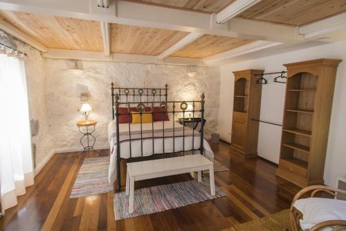 a bedroom with a bed in a room at Casa da Trigueirinha in Angra do Heroísmo