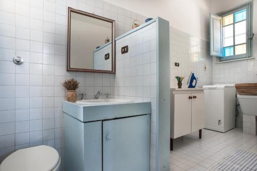a bathroom with a sink and a toilet at Villa CORALIA D'EPOCA in Osimo