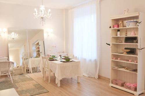 維雅潘多的住宿－La casa de tus sueños，一间白色的用餐室,配有桌子和镜子