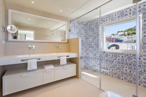 a bathroom with a sink and a mirror at Residence Sol e Mar in Salema