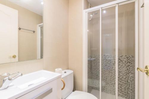 a bathroom with a shower and a toilet and a sink at BeraBera,Parking free,2WC,Terraza,Aire acond,Auto Checkin in San Sebastián