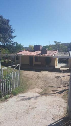 uma casa com uma cerca em frente em Casa en Mayú Sumaj a metros del Río. em San Antonio de Arredondo