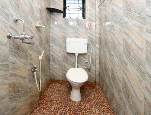 een badkamer met een toilet en een douche bij Morjim Sunset Guesthouse - 300 meter to Morjim Beach in Morjim