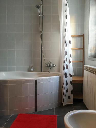 a bathroom with a tub and a shower at Casa do Pequeno Dragoeiro in Angra do Heroísmo