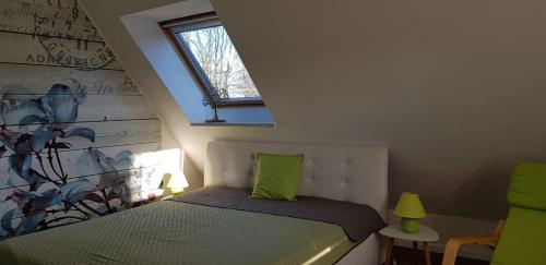 Tempat tidur dalam kamar di Ferienwohnung am Park