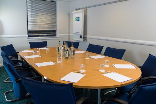 Holiday Inn Express Droitwich Spa by IHGにあるビジネスエリアまたは会議室
