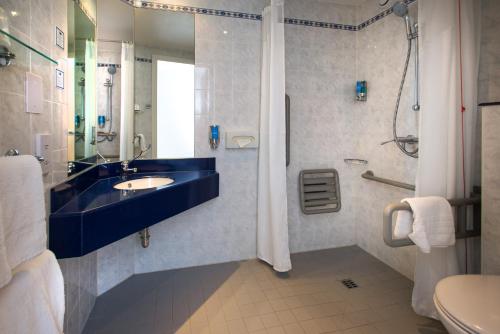 A bathroom at Holiday Inn Express Droitwich Spa, an IHG Hotel