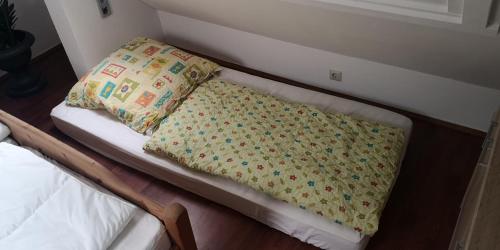 ein Etagenbett mit einem Kissen auf dem Bett mit einer Bettbezugspechspecks in der Unterkunft Maisonettewohnung am Badesee bei Kassel in Weimar