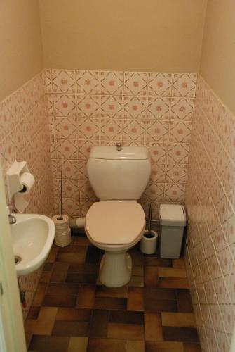 La salle de bains est pourvue de toilettes et d'un lavabo. dans l'établissement westclif 2, à Blankenberge