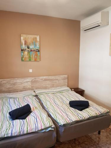 two beds sitting next to each other in a bedroom at Casa Barbarina in Almuñécar