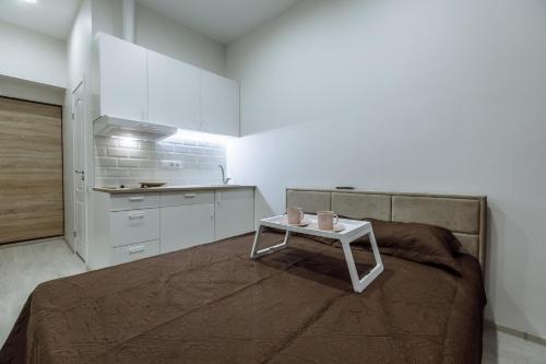 um quarto com uma cama e uma mesa em Švitrigailos 7 em Vilnius