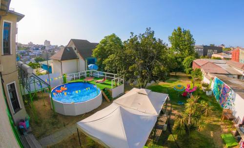 una vista aérea de un patio trasero con piscina en Viña City Hostel II, en Viña del Mar