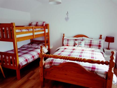 1 dormitorio con 2 literas en una habitación en Granny Dens, en Donegal