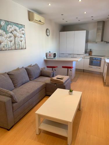 sala de estar con sofá y mesa en Calle Juan Lirola, en Almería