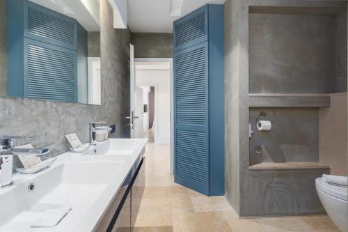 ポレッチにあるApartments Boriのバスルーム(洗面台2台、トイレ付)