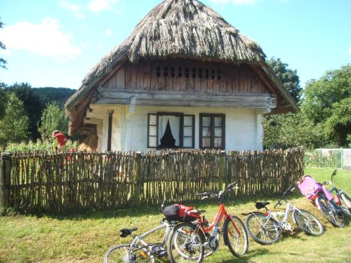 a group of bikes parked in front of a house at Kisrejtek Apartmanház in Lispeszentadorján