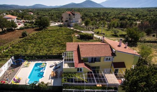 een luchtfoto van een huis met een zwembad bij Holiday Residence Maja in Katuni