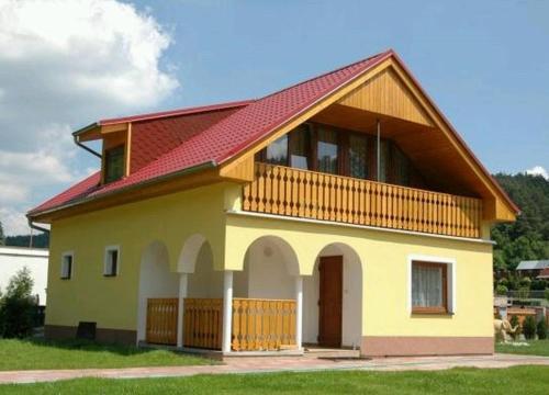 ein kleines Haus mit rotem Dach in der Unterkunft Chaty Podhradi nad Dyji in Podhradí nad Dyjí