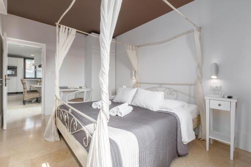 1 dormitorio con 1 cama con dosel en Apartments Bori en Poreč